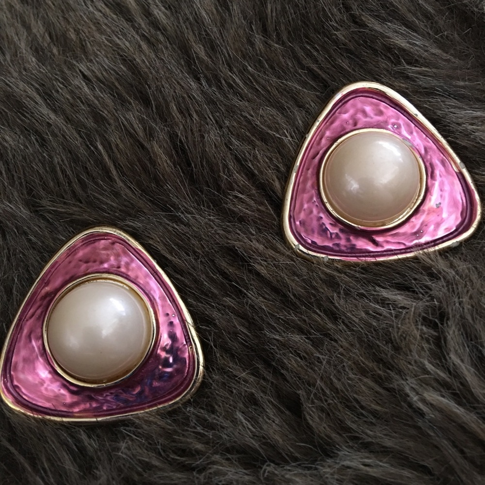 Vintage 80s triangle shaped pearl clip earrings